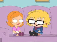 Family Guy – Stewie (r.) hat sich als Mädchen verkleidet, um in seiner Lieblingssendung "Jolly Farm" eine Rolle zu bekommen. Schon bald wird er der heimliche Star der Sendung und verliebt sich im Verlaufe der Dreharbeiten in seine Kollegin Julie (l.) ...