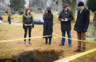 Elementary – L-R: Kitty (Ophelia Lovibond), Joan (Lucy Liu), Gregson (Aidan Quinn) und Sherlock (Jonny Lee Miller)