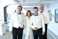 Das Traumschiff – Sascha Hehn (l.), Heide Keller (2.v.l), Nick Wilder (2.v.r) und Harald Schmidt (r.).