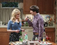 The Big Bang Theory – Schmecken Bernadette (Melissa Rauch, l.) die von Howard (Simon Helberg, r.) hergestellten Molekular-Cocktails?