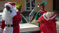 Death in Paradise – Es ist Weihnachten im tropischen Paradies Saint Marie. Doch die festliche Stimmung von Commissioner Patterson (Don Warrington, l.) und Marlon Pryce (Tahj Miles, r.) wird durch einen schrecklichen Mordfall getrübt.