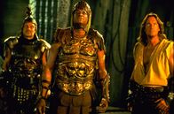Hercules – Der neue Herrscher von Apropus, König Maxius, hat in seinem Reich die Sklaverei wieder eingeführt. Mit seinen Wetteinsätzen bei Gladiatorenkämpfen verdient der Tyrann eine Menge Geld. Hercules (Kevin Sorbo hier mit Tony Todd als Gladius) und Iolaus lassen sich von der Königs-Garde gefangen nehmen. Ihr Schicksal scheint besiegelt: Die beiden sollen als Gladiatoren kämpfen.