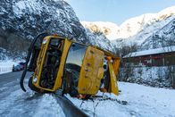 Ice Road Rescue - Extremrettung in Norwegen – Der Fahrer prallte gegen die Leitplanke und kippte den Lkw auf die Seite. Die vordere Windschutzscheibe ist völlig zertrümmert.