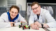 Checker Julian – Welchen Kraftstoff Autos in Zukunft tanken könnten, erfährt Julian (links) von Chemiker Ronald.