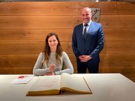 Heimat der Rekorde – Theresia Hofmann beim Eintrag in das Goldene Buch der Stadt mit Johannes Krapp, 1. Bürgermeister von Schlüsselfeld.