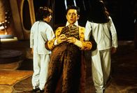 Spy Kids – Juni (Daryl Sabara) und Carmen (Alexa Vega,r.) knöpfen sich Fegan Floop (Alan Cumming,m.) vor.
