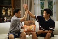 Fresh off the Boat – Louis Huang (Randall Park, l.); Eddie Huang (Hudson Yang, r.)