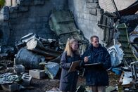 Mayday - Alarm im Cockpit – Al Dickinson (played by Kurt Logan) compares findings with a fellow investigator at the site where United Express 6291 crashed into an industrial warehouse. The crash occurred in January, 1991.