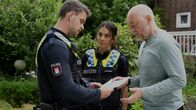 Notruf Hafenkante – Gustav Renken (Rainer Sellien, r.) zeigt Isa (Lilli Hollunder) und Kris (Marc Barthel, l.) die schriftliche Drohung, die an seine Frau gerichtet war.