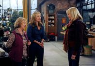 Rote Rosen – ARD ROTE ROSEN FOLGE 1001 Uhr im ERSTEN. Katja (Saskia Valencia, r.) und Caroline (Birgit Würz, M. mit Madeleine Lierck-Wien, l.) lernen sich kennen und mögen sich vom ersten Moment an.