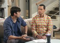 Two and a Half Men – Ihre Scheidung steht bevor - doch ist es wirklich das Richtige für die beiden? Walden (Ashton Kutcher, l.) und Alan (Jon Cryer, r.) ...