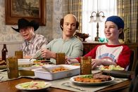 Young Sheldon – Wallace Shawn (John Sturgis), Montana Jordan (George Cooper Jr.), Iain Armitage (Sheldon Cooper).