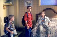 Malcolm mittendrin – Dewey (Erik Per Sullivan, l.), Malcolm (Frankie Muniz, M.) und Reese (Justin Berfield, r.) begutachten ihr Hotelzimmer ...