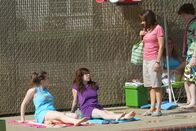 The Middle – Obwohl ihr Frankie (Patricia Heaton, r.) einen netten Badeanzug gekauft hat, will Sue (Eden Sher, l.) sich nicht damit blicken lassen und zeigt ihn nicht einmal ihrer Freundin Carly (Blaine Saunders, M.) ...