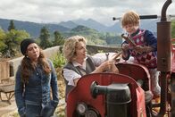 Frühling – Katja Baumann (Simone Thomalla, l.) beobachtet, wie Dorfhelferin Britta (Michaela May, M.) Tim (Jonas Holdenrieder, r.) hilft, den Traktor wieder zu reparieren.