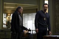 The Strain – Müssen schnellstmöglich ein Mittel gegen die Verbreitung des Virus finden, als der Meister zum finale Kampf herausfordert: Abraham (David Bradley, l.) und Fet (Kevin Durand, r.) ...