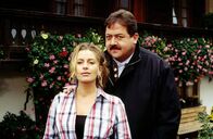 Die Rosenheim-Cops – Selten sind Kommissar Hofer (Joseph Hannesschläger) und seine Schwester Marie (Karin Thaler) so einträchtig.