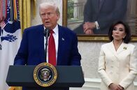 Kampf um Harvard – Eine Rede des amerikanischen Präsidenten Donald Trumps im Weißen Haus: Um seine politischen Feinde in Schach zu halten, setzt seine Regierung mittlerweile auch Universitäten finanziell unter Druck.