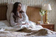 Velvet – Isabel (Angela Molina) wird im Hause Márquez gepflegt.