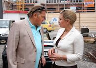 Geld.Macht.Liebe – ARD GELD.MACHT.LIEBE, Folge 9, GALABANKROTT, Deutschland 2009, Regie Christine Kabisch Uhr im Ersten. Sophia (Susanne Schäfer) überredet ihren Bruder Will (Michael Brandner), zur großen Gala zu kommen.