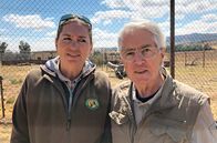 Elstners Reisen – In der Großkatzen-Auffangstation Lionsrock trifft Frank Elstner auf Hildegard Pirker, die für die Raubkatzen ans Kap der guten Hoffnung auswanderte.