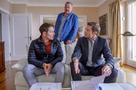 Die Rosenheim-Cops – Die Kommissare Hansen (Igor Jeftić, r.) und Hofer (Joseph Hannesschläger, M.) konfrontieren Karsten Brunner (Dirk Moritz, l.) mit Beweisen, die seine Unschuld in Frage stellen könnten.