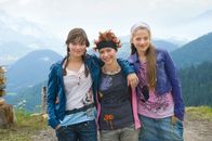 Freche Mädchen 2 – Eigentlich hatten Kati (Henriette Nagel, l.), Hanna (Selina Shirin Müller, M.) und Mila (Emilia Schüle, r.) sich die Chorfahrt in die Berge ganz schön vorgestellt, aber schließlich kochen die Gefühle über ...