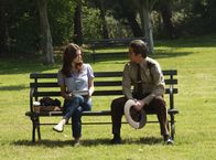 Desperate Housewives – Dylan (Lyndsy Fonseca, l.) ahnt noch nicht, dass der Polizist (Gary Cole, r.) ihr Vater, Wayne, ist ...