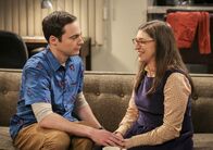 The Big Bang Theory – Sheldon (Jim Parsons, l.) erhält von Amy (Mayim Bialik, r.) die langersehnte Antwort auf seinen Heiratsantrag ...