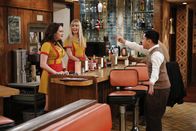 2 Broke Girls – Geraten immer wieder aneinander: Max (Kat Dennings, l.), Caroline (Beth Behrs, M.) und Han (Matthew Moy, r.) ...