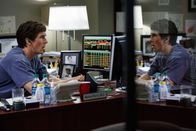 The Big Short – Als der eigenwillige Hedgefonds-Manager Michael Burry (Christian Bale) erkennt, dass es eine riesige Immobilien-Blase gibt, beginnt er gegen den immer als stabil geltenden Markt zu wetten, obwohl in jeder für verrückt hält ...