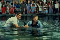 Der weiße Hai III – Als ein Hai durch das beschädigte Gitter des Unterwasser Freizeitparks schwimmt, können die Mitarbeiter (v.l.n.r.: Dennis Quaid, Bess Armstrong) es gerade noch einfangen. Sie ahnen nicht, dass die Mutter des Jungtiers bereits auf dem Weg ist.