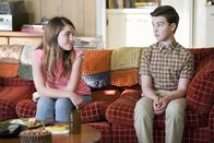 Young Sheldon – Missy Cooper (Raegan Revord, l.); Sheldon Cooper (Iain Armitage, r.)