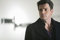 Castle – Nachdem ein Galeriebesitzer ermordet aufgefunden wurde, trifft auch der Krimibuchautor Richard Castle (Nathan Fillion) am Tatort ein.