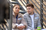 In aller Freundschaft – Arzu Ritter (Arzu Bazman) und Kris Haas (Jascha Rust) schütten sich gegenseitig ihre Herzen aus.