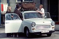 Camping, Camping – Familie packt auf den Dachgepäckträger ihres Trabant Utensilien für den Urlaub.
