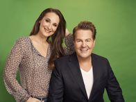 Sommer bei uns – Moderatoren Sarah von Neuburg und Lars-Christian Karde