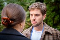Sturm der Liebe – Henry (Elias Reichert, r.) ist erschüttert, als Maxi (Katharina Scheuba, l.) ihm gesteht, dass sie Sophias Schwarzgeldtransport an den Zoll verraten hat.