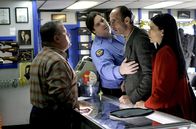L.A. Crash – Der Besitzer des Waffengeschäfts (Jack McGee, li.) weigert sich, an den iranischstämmigen Farhad (Shaun Toub, 2.v.r.) zu verkaufen. Der Sicherheitsbedienstete (Jayden Lund, 2.v.l.) und Dorri (Bahar Soomekh, re.) versuchen, die Situation zu entschärfen.