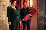 Hacks – Jimmy (Paul W. Downs) und Kayla (Megan Stalter) betreten Deborahs Garderobe, um ihr zu gratulieren, und geraten mitten in einen Streit, der bereits völlig eskaliert.