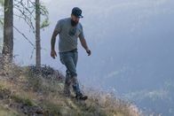 Heimatleuchten – Gerold Leitner sucht Holz im Wald, Prägraten, Tirol, Österreich am 03. Oktober 2023