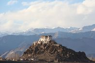 GEO Reportage – Ladakh gehört zwar zu Indien, ist aber buddhistisch geprägt. Klöster auf den Bergrücken bestimmen das Bild von Ladakh.