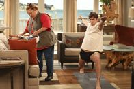 Two and a Half Men – Walden (Ashton Kutcher, r.) möchte nichts lieber als seine Ruhe beim Yoga - doch er hat nicht mit Berta (Conchata Ferrell, l.) gerechnet ...