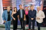 Fakt oder Fake XL – L-R: Oliver Pocher, Tahnee, Gernot Kulis, Caroline Athanasiadis, Lukas Resetarits, Guido Cantz.