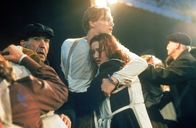 Titanic – Auf der Jungfernfahrt der Titanic lernen sich die, aus verschiedenen Klassen stammenden jungen Leute Rose (Kate Winslet, r.) und Jack (Leonardo DiCaprio, M.) kennen. Als die Titanic dann einen riesigen Eisberg rammt, füllt sich der Luxusliner rasend schnell mit Wasser und beginnt zu sinken. Nun beginnt auch für Jack und Rose ein verzweifelter Kampf ums Überleben ...