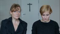 Goethes Faust – MDR FERNSEHEN GOETHES FAUST Uhr. Gretchen (Helena Siegmund-Schulze, re.), die von Faust ein Kind erwartet, wird von ihrer Mutter (Gabi Herz) zur Abtreibung gezwungen.