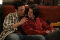 How I Met Your Mother – Ted (Josh Radnor, l.) und Robin (Cobie Smulders, r.) beschließen ab sofort nicht mehr so zu tun, als wäre das ihre erste Beziehung. Und dass man offen darüber reden kann, dass jeder der beiden bereits einige Freunde bzw. Freundinnen hatte. Was nicht ganz ohne Probleme verläuft ...