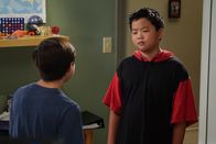 Fresh off the Boat – Emery (Forrest Wheeler, l.) kommt auf Eddies Schule. Dabei stellt sich heraus, dass Eddie (Hudson Yang, r.) die Lehrer immer wieder reinlegt, um besondere Vorteile genießen zu können ...