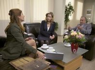In aller Freundschaft – Vera Bader (Claudia Wenzel, links) gibt bei ihrer ersten Bestandsaufnahme als neue Assistentin des Gesundheitsdezernenten zu bedenken, dass es eine ähnliche Forschungsstudie schon gibt und sie rät deshalb, Dr. Lorenz' Forschung einzustellen. Während Prof. Simoni (Dieter Bellmann) erklärt, dass Lorenz' Studie auf einen völlig anderen Schwerpunkt setzt, befürchtet Sarah Marquardt (Alexa Maria Surholt, Mitte), dass die illegale Teilnahme ihres Sohnes an dieser Medikamentenstudie auffliegt.