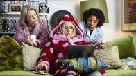 Gameface – Caroline (Caroline Ginty, l), Marcella (Roisin Conaty) und Lucy (Nina Toussaint-White, r)